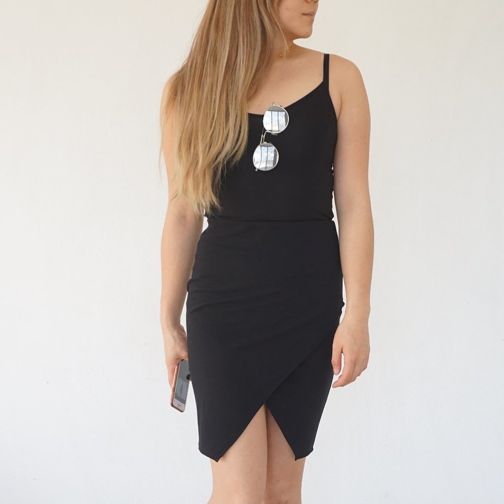 Bershka bodycon wrapped skirt in black size M.